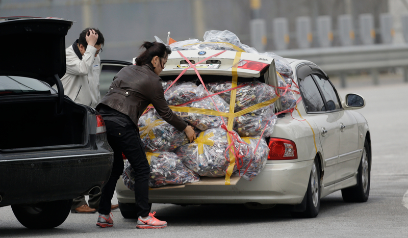Illustration for article titled South Koreans Heroically Overpack Cars And Get Out Of North Korea